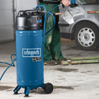 Druckluftkompressor HC51V 50 l 10 bar 1500 W 220 l/min ölfrei mit Druckminderer 2 Schnellkupplungen 13-teiligem Zubehörset und 15 m Schlauch