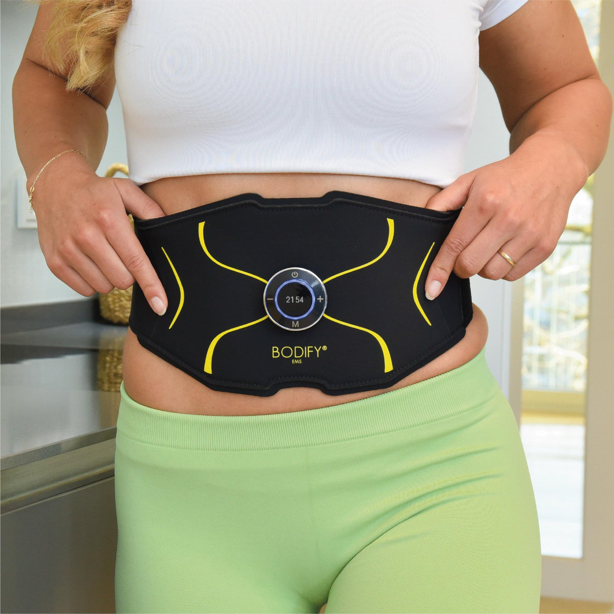 EMS Bauchtrainer Max für gezielte Bauchmuskelstimulation mit Controller Ladekabel und Verlängerungsgurt