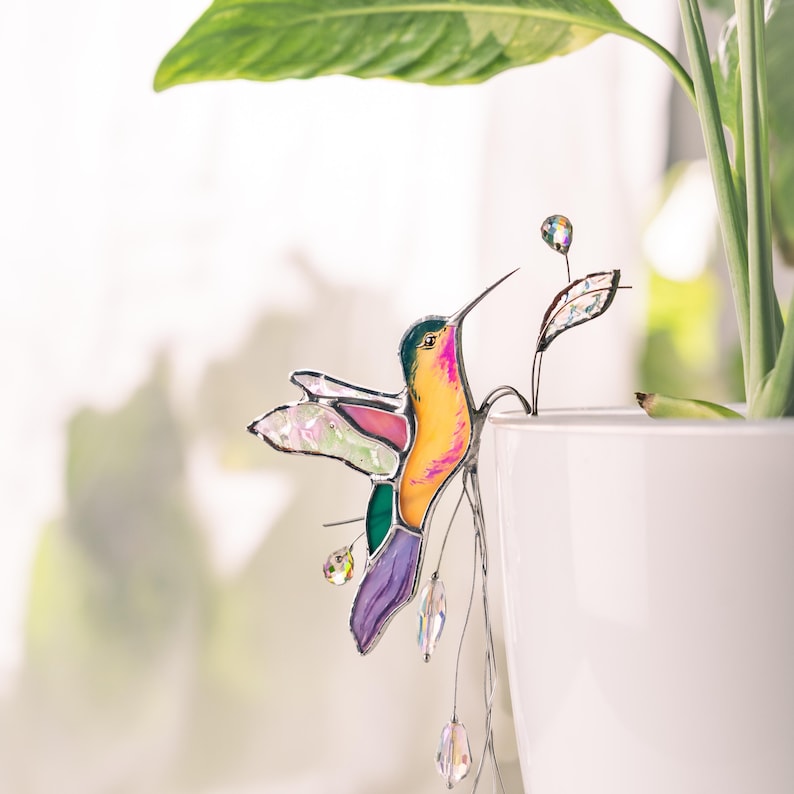 Pflanzenstecker mit Kolibri-Motiv aus Buntglas – Kristall-Sonnenfänger, 4 x 17 cm
