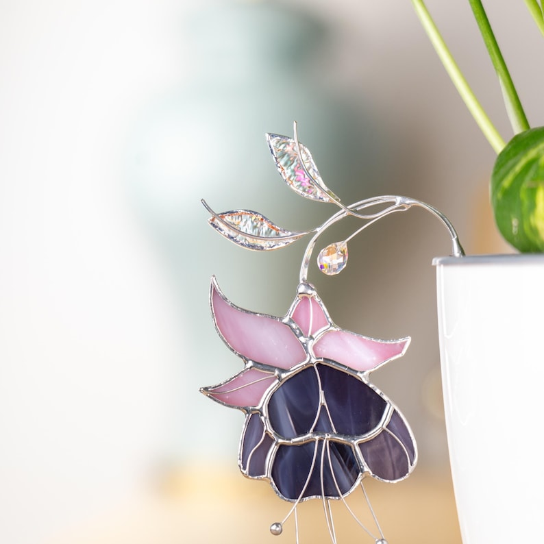Handgefertigte Fuchsia Suncatcher Glasmalerei Pflanzenstecker mit Kristallen