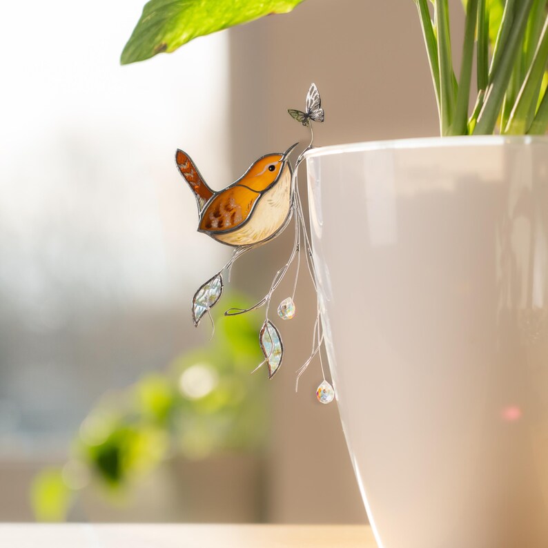 Glas-Carolina-Zaunkönig Sonnenfänger Handgemacht mit Kristallen und Schmetterling - 3x6 Zoll
