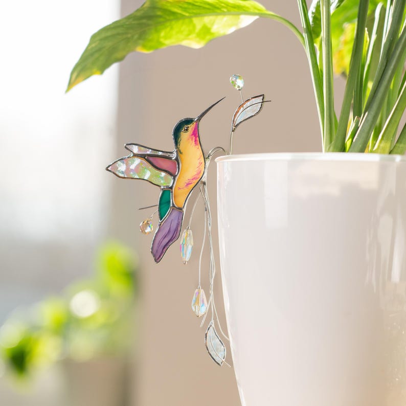 Pflanzenstecker mit Kolibri-Motiv aus Buntglas – Kristall-Sonnenfänger, 4 x 17 cm