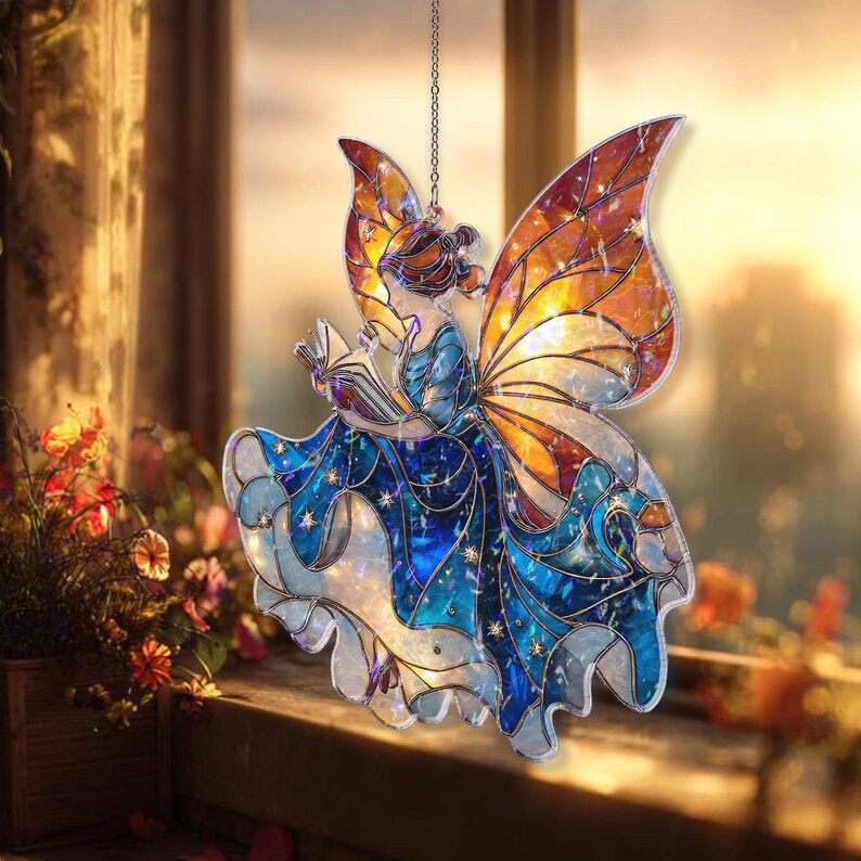 Acryl-Sonnenfänger Lesefee mit leuchtenden Flügeln, Glasmalerei-Stil, Fantasy Wohnkultur