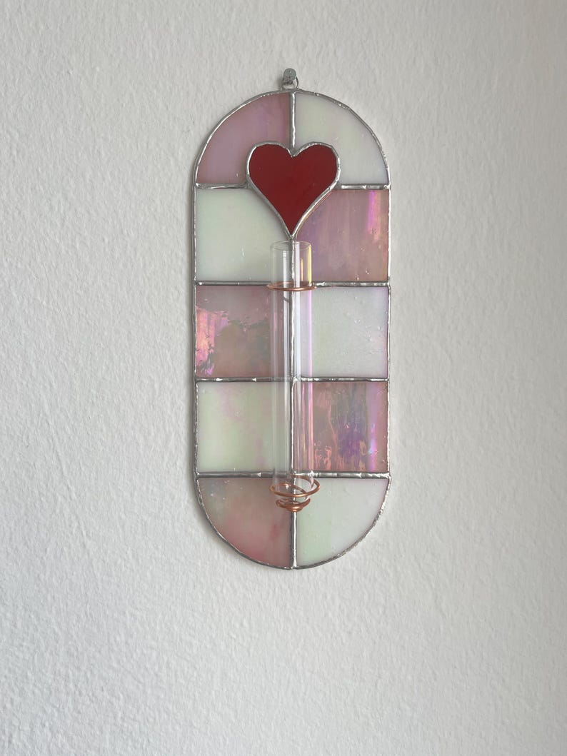 Handgefertigte Glasmalerei Herz Wandvase mit Reagenzglashalter - Funky Series, Rot & Rosa, 19,5 cm