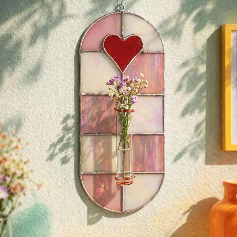 Handgefertigte Glasmalerei Herz Wandvase mit Reagenzglashalter - Funky Series, Rot & Rosa, 19,5 cm