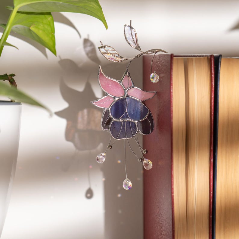 Handgefertigte Fuchsia Suncatcher Glasmalerei Pflanzenstecker mit Kristallen