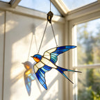 Buntglas Schwalbe Vogel Sonnenfänger, blau-weißer fliegender Vogel Lichtfänger für Fenster, 15x10 cm