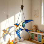 Buntglas Schwalbe Vogel Sonnenfänger, blau-weißer fliegender Vogel Lichtfänger für Fenster, 15x10 cm