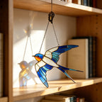 Buntglas Schwalbe Vogel Sonnenfänger, blau-weißer fliegender Vogel Lichtfänger für Fenster, 15x10 cm