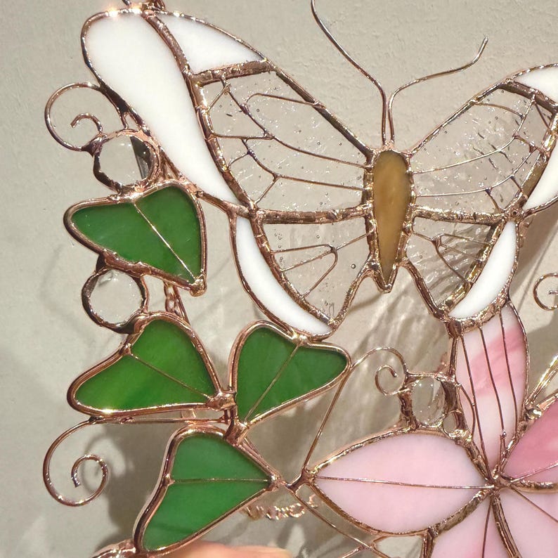 Buntglas Schmetterling Sonnenfänger, rosa Blumen Fensterhänger, Schlafzimmerdekoration, Schmetterlingsornamente