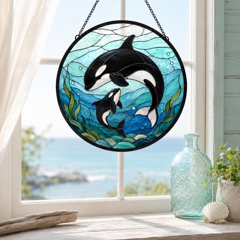 Runder Orca Glasmalerei Suncatcher - Fensterbehang mit zwei Schwertwalen in Meereswellen - Ozean Wanddeko