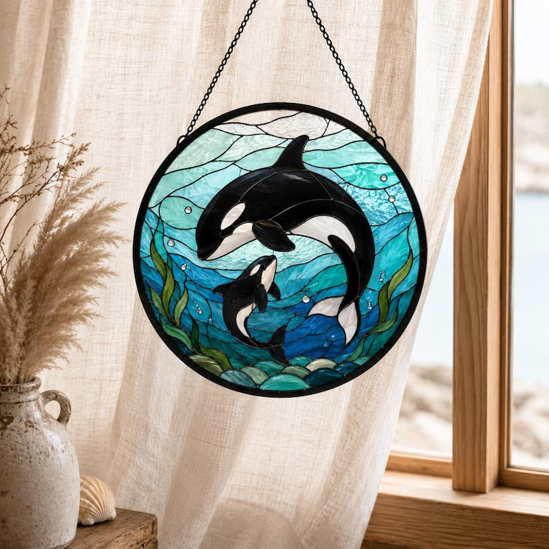 Runder Orca Glasmalerei Suncatcher - Fensterbehang mit zwei Schwertwalen in Meereswellen - Ozean Wanddeko
