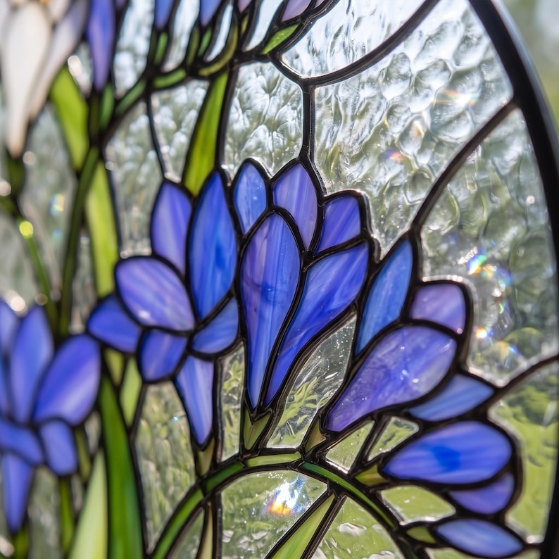 Buntglas-Sonnenfänger mit lila Freesien, 8 Zoll, floraler Fensterhänger
